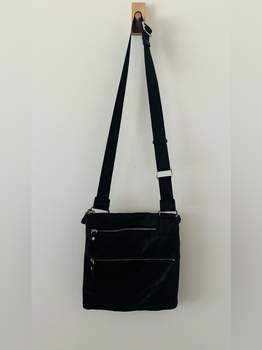 Margot New York Triple Zip / Triple Zipper
Crossbody Black Leather
